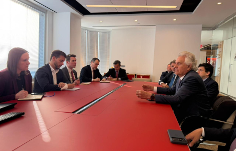 Nos EUA, Caiado busca acordos para exploração de minerais críticos com garantia de transferência de tecnologia